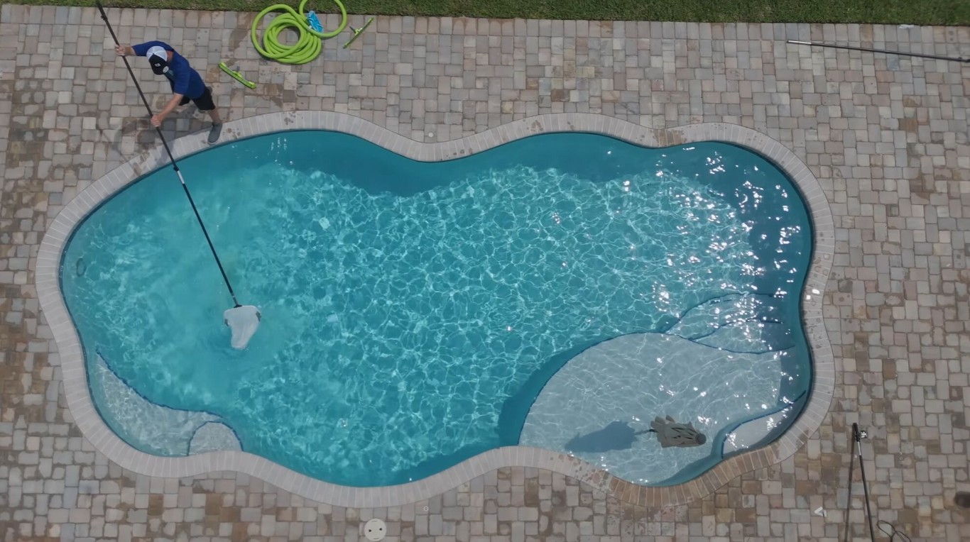 Weekly Pool Cleaning Service in Hemet, CA